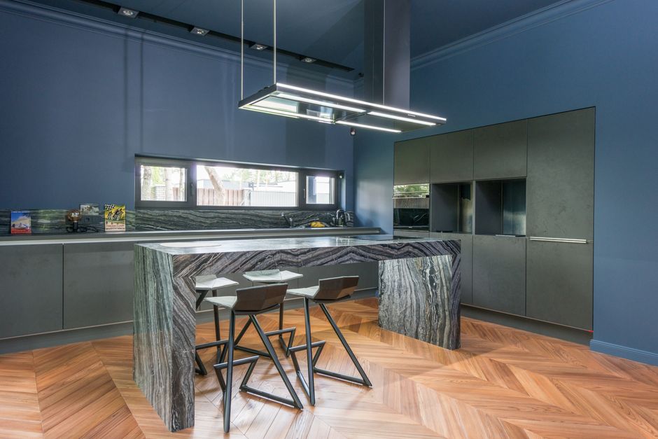 Modern kitchen island and shaker cabinets